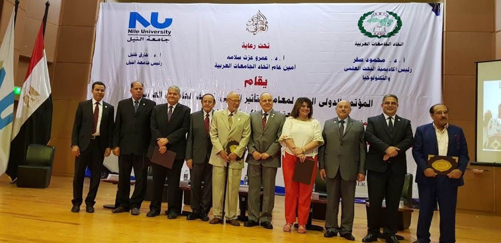 البروفيسور غسان عواد متحدثاً عن أهمية البحث العلمي
