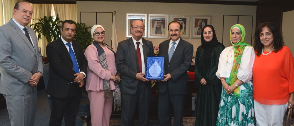 ميرزا يتسلم درعاً تقديرياً من جمعية شعلة المحبة والسلام