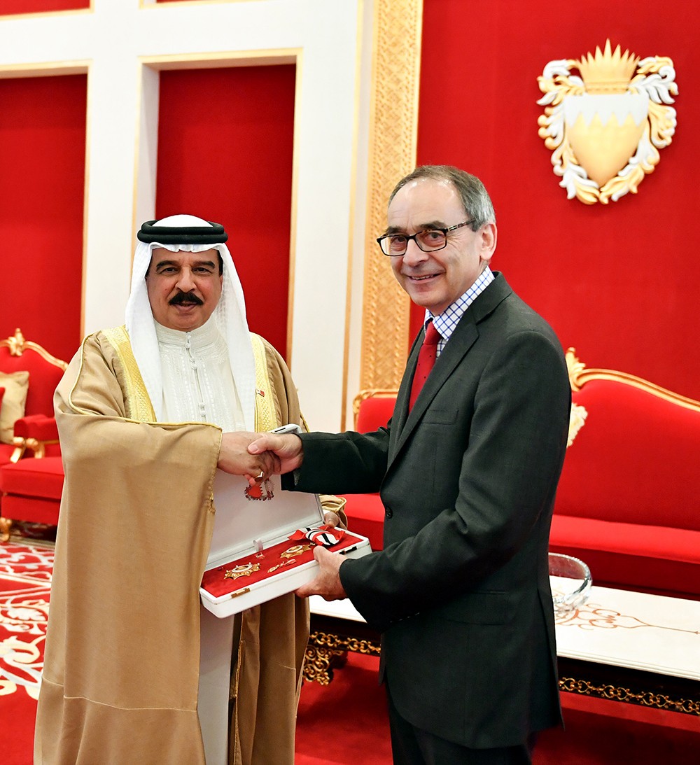 جلالة الملك المفدى يتفضل بمنح وسام البحرين من الدرجة الأولى لسفير المملكة المتحدة