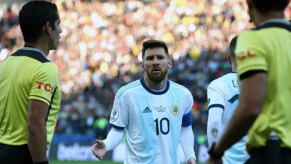 مدرب البرازيل: ميسي يعاني.. وعليه احترام الآخرين