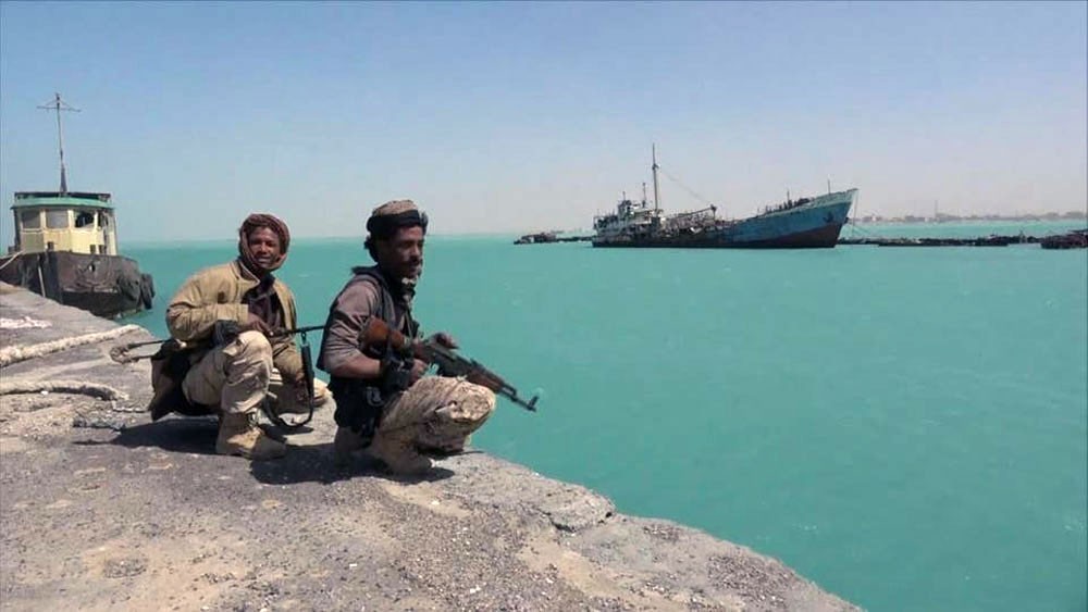 التحالف يدمر قارباً حوثياً مفخخاً استهدف سفينة بالبحر الأحمر