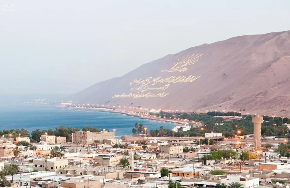 تبوك السعودية.. بحر وسهل وجبل وآثار طاعنة في القدم