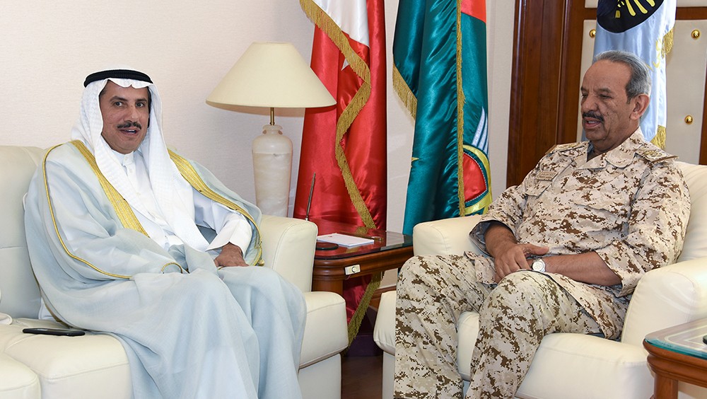 القائد العام لقوة الدفاع يستقبل السفير الكويتي