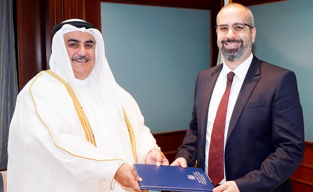 وزير الخارجية يتسلم أوراق تفويض مدير إدارة المشاريع الإقليمية 