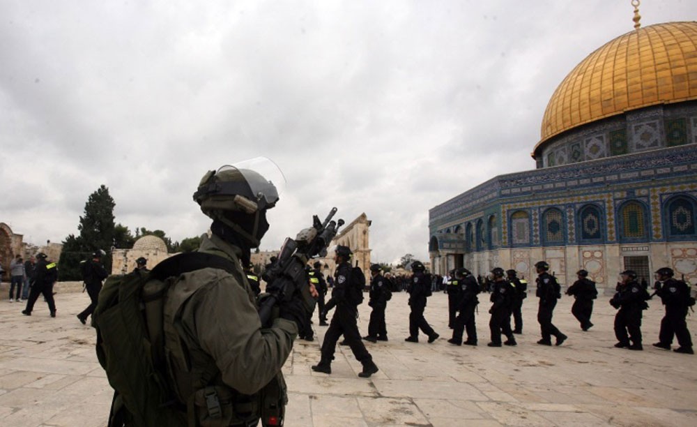 قوات الاحتلال تعتقل 11 فلسطينيا في الضفة وتهدم اساسات في القدس
