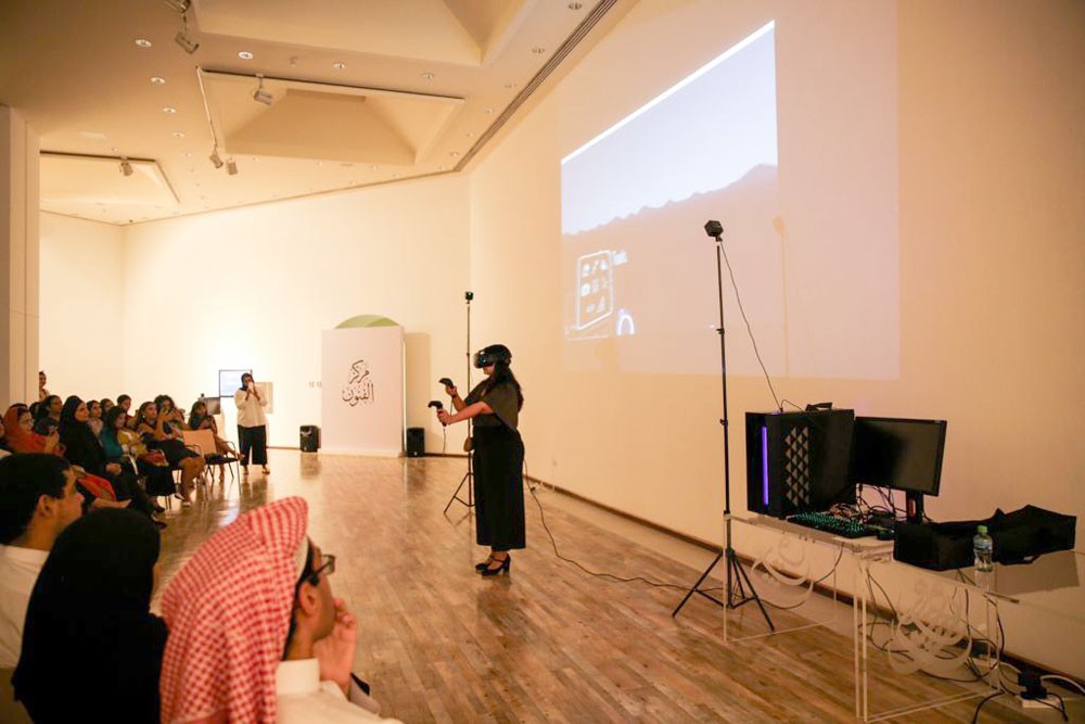 "الثقافة" تستضيف الفنانة نجلاء آل خليفة في حوار وتجربة مباشرة حول فنون الواقع الافتراضي