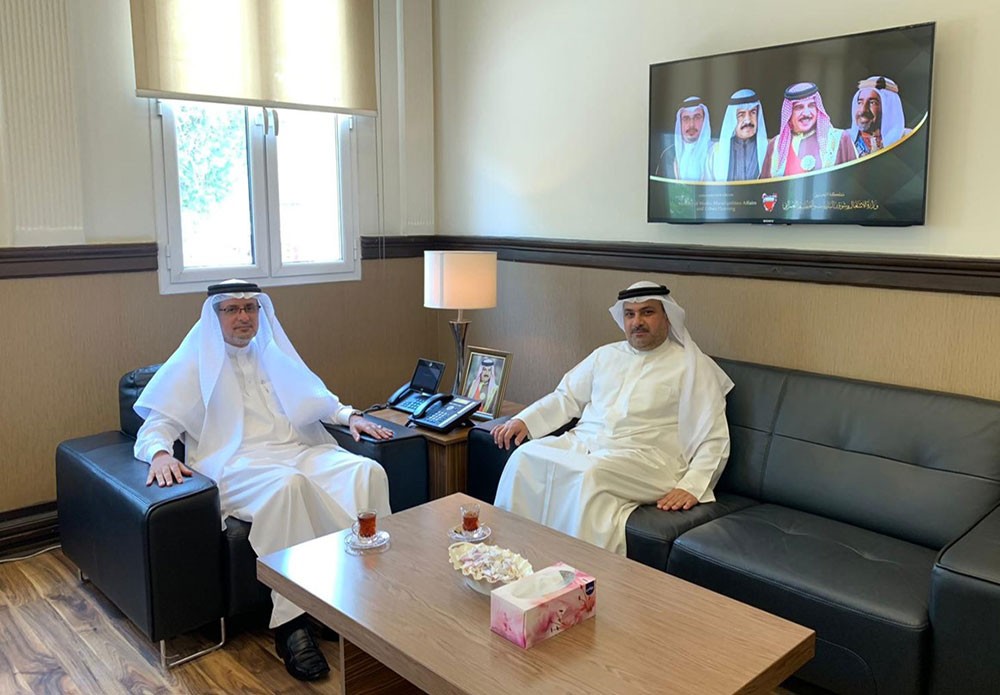 وكيل شؤون البلديات يبحث مع رئيس مجلس بلدي المحرق المشروعات البلدية