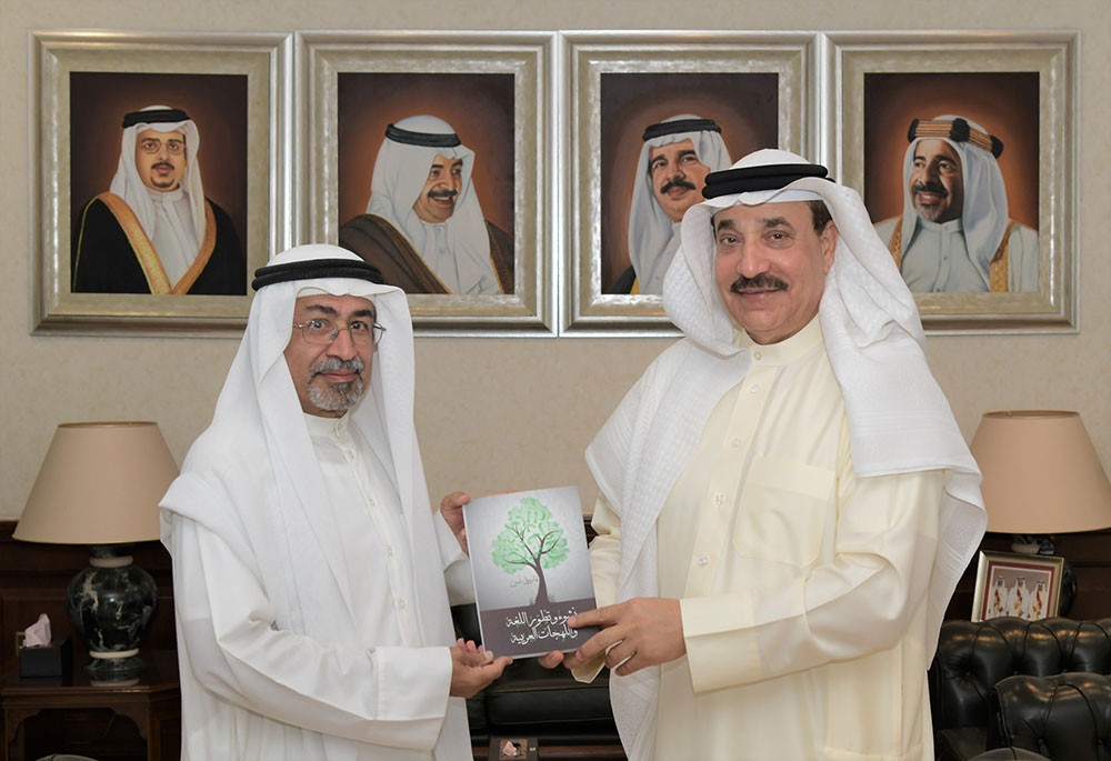 حميدان يتسلم نسخة من كتاب "نشوء وتطور اللغة واللهجات العربية" لفاروق أمين