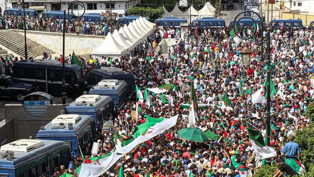 تواصل المظاهرات بالجزائر ورجل يحاول إشعال النار في نفسه