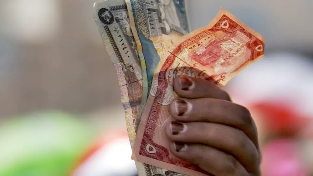 لمحاربة سوق الحوثيين السوداء.. مركزي اليمن يخفض الريال