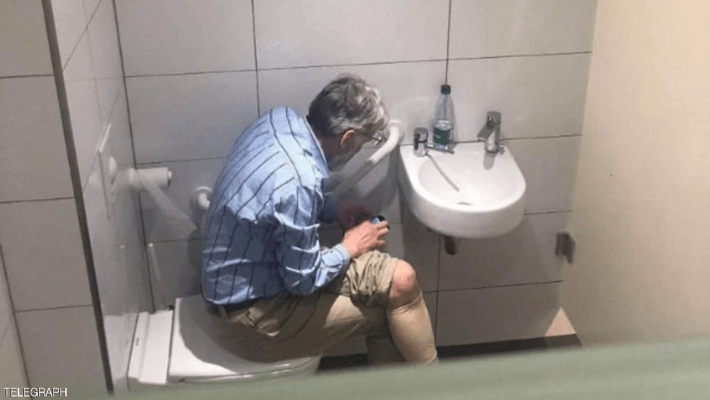  صورة لاعب شطرنج في المرحاض تثير صدمة.. وتهمة الغش تلاحقه
