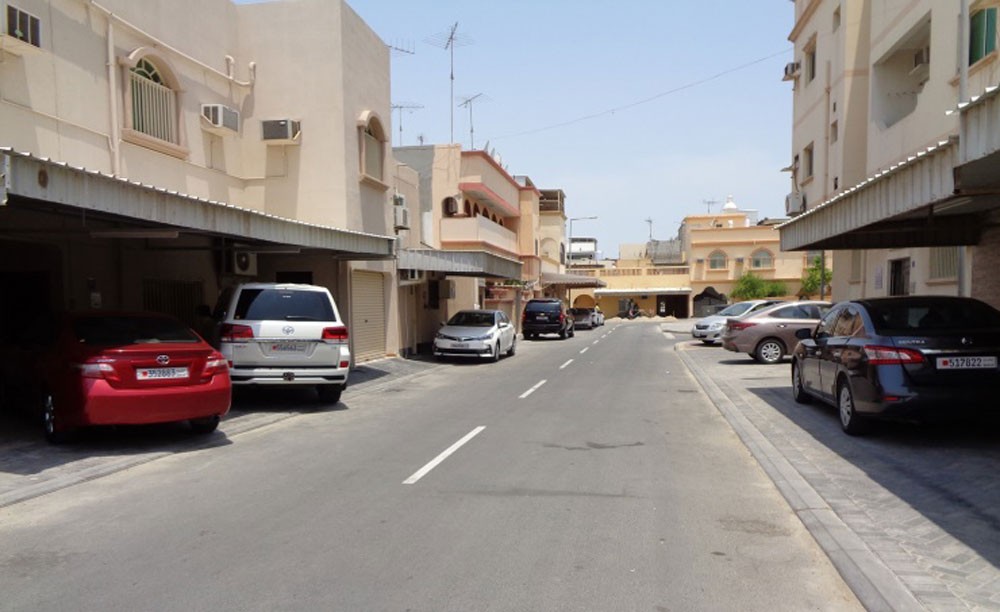 مدير إدارة مشاريع وصيانة الطرق يتفقد مشروع إعادة تأهيل وتطوير طرق مدينة عيسى