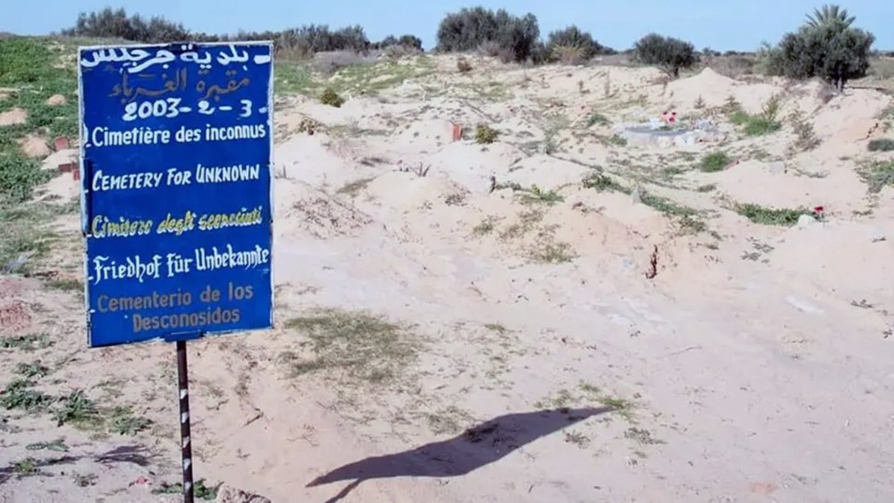 نقلت جثثهم بشاحنات قمامة!.. سخط وجدل بتونس حول دفن مهاجرين