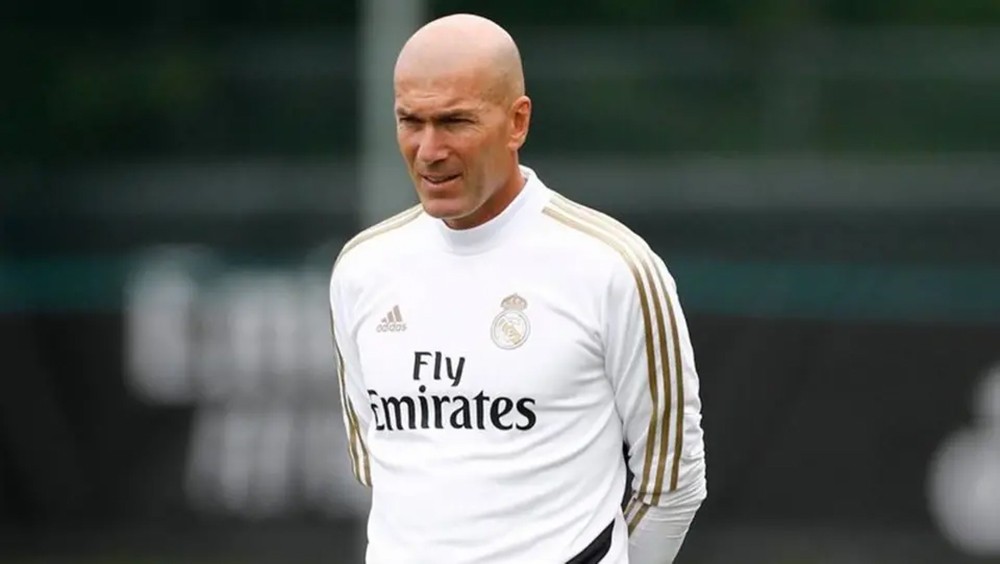زيدان يعود إلى تدريبات ريال مدريد بعد وفاة شقيقه