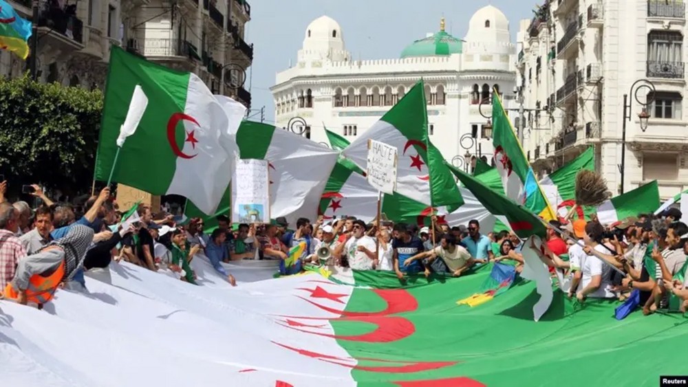 الجزائر.. استمرار الحراك وسط فرحة "الباك" وانتصار "الأفناك"