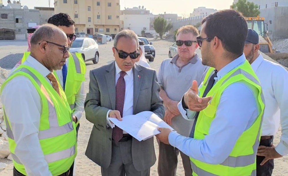 خلف يتفقد مراحل العمل في مشروع تطوير الواجهة البحرية للمعامير