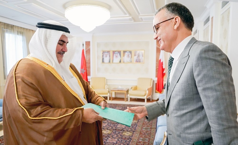 معالي وزير الخارجية يتسلم نسخة من أوراق اعتماد سفير فوق العادة مفوض للمملكة المغربية المعين لدى البحرين