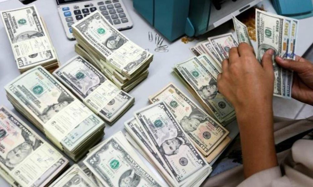 الدولار يظل عند أعلى مستوى في شهرين قبل بيانات النمو الأميركي