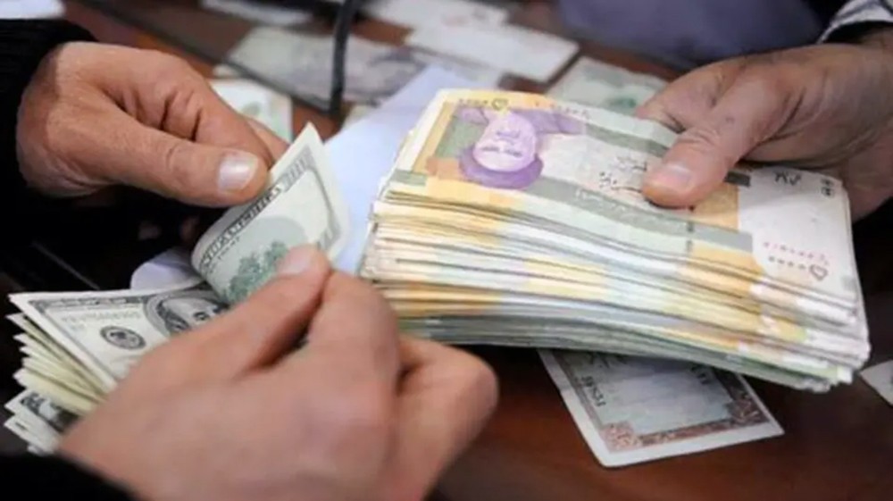خوفا من أميركا.. موالون لطهران بالعراق ينقلون أموالهم لإيران