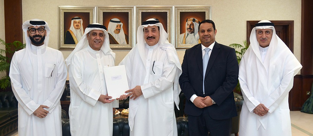 وزير العمل والتنمية الاجتماعية يشيد بدعم بنك البحرين والكويت لصندوق العمل الاجتماعي الأهلي