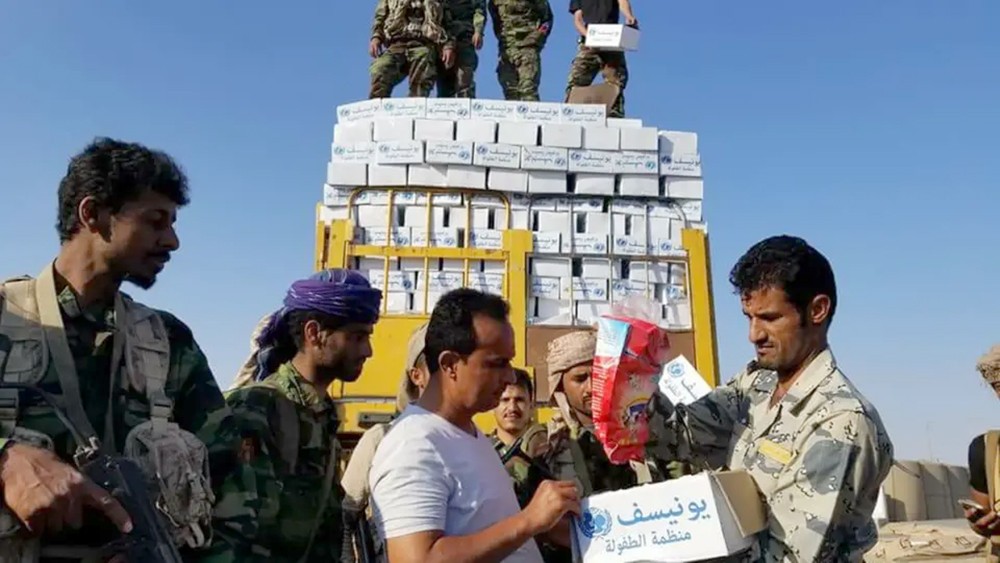 ميليشيا الحوثي تخنق منظمات الإغاثة وتواصل نهب المساعدات