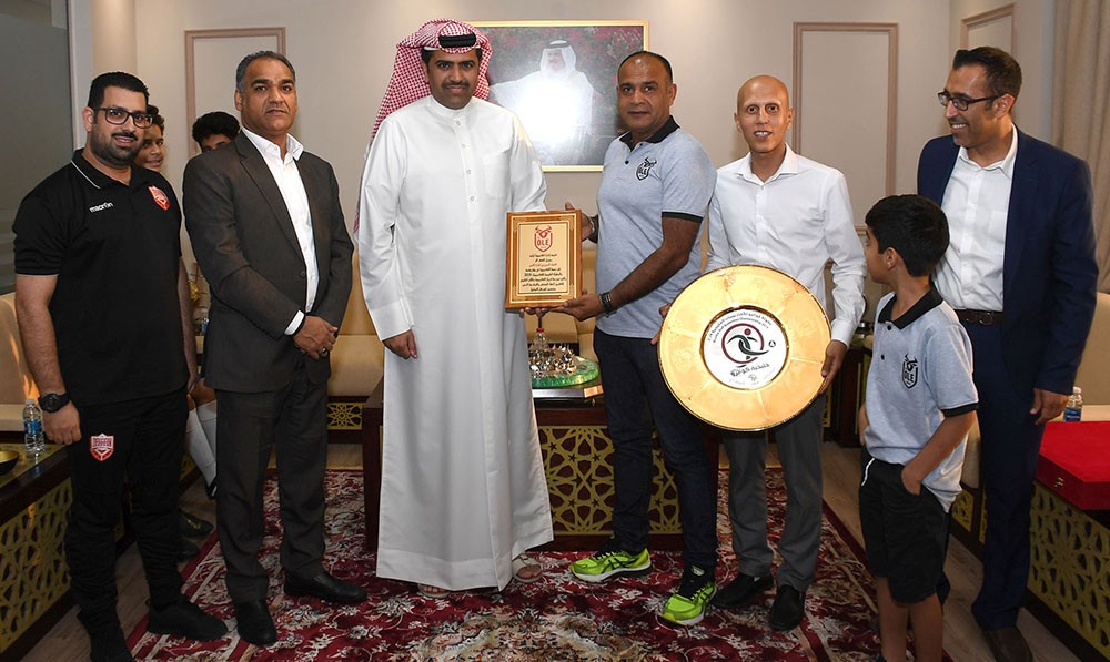 الأمين العام لاتحاد الكرة يكرم لاعبي منتخب الأكاديمية