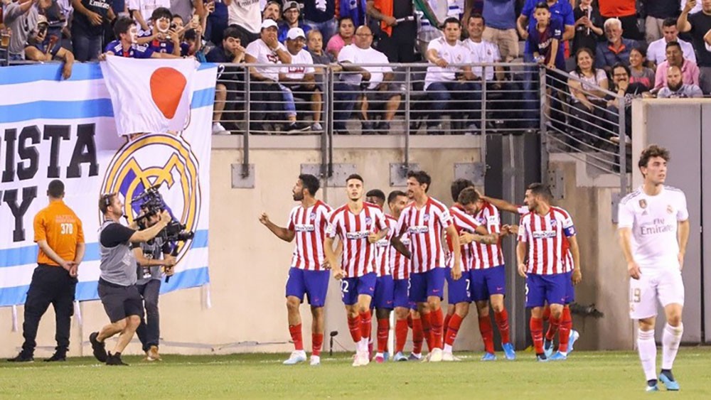 أثناء سباعية أتلتيكو.. برشلوني يغضب جماهير ريال مدريد بتصرف مستفز