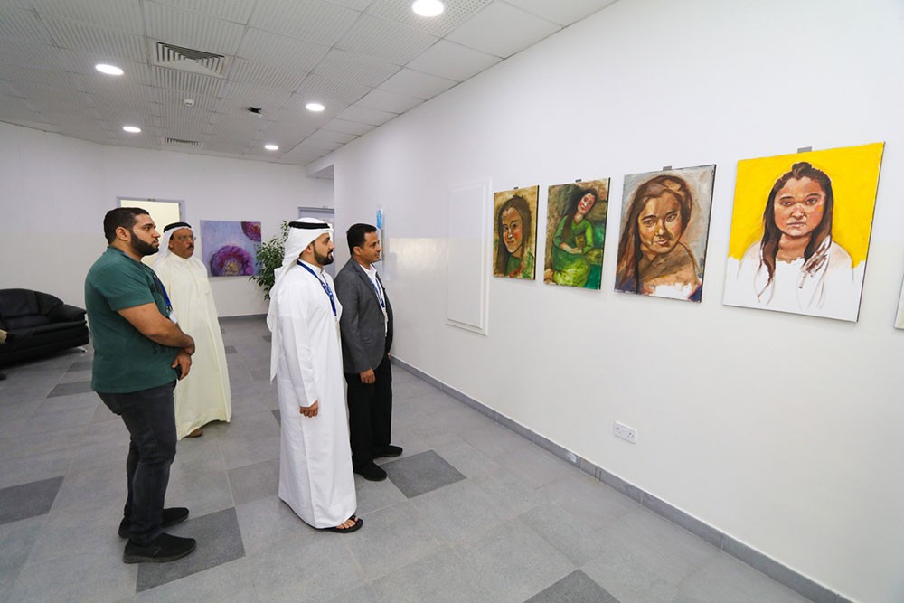 لوحات طلابية لخريجي الفنون بجامعة البحرين تستنطق قضايا المجتمع