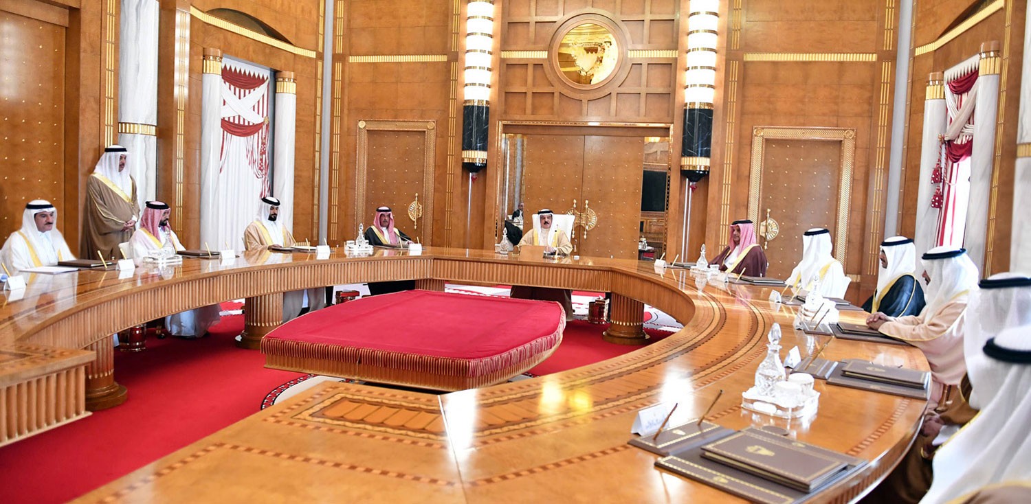 جلالة الملك يستقبل الهيئة العليا لنادي راشد للفروسية وسباق الخيل