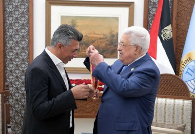 محمود عباس يقلد عمر العبداللات "وسام الثقافة والعلوم والفنون"