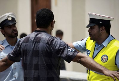 متهم يضرب شرطي بدورية أمنية محاولا الهرب مدعيا تعرّضه للاختطاف