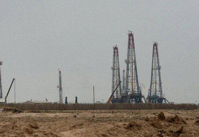  العراق والكويت يوقعان عقدا لدراسة الحقول النفطية المشتركة