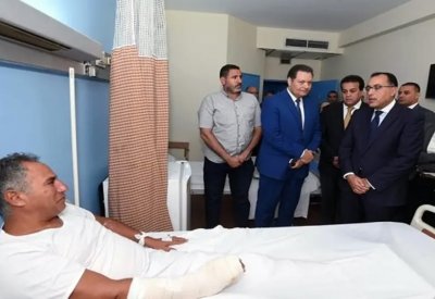 رئيس الوزراء المصري يزور الجرحى ويتفقد موقع الهجوم