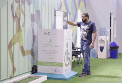 "مدينة شباب 2030" تجمع البلاستيك لدعم تمويل كراسي متحركة بتقنيات متطورة