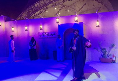ساحة العلماء تستقطب وتلهم زوار سوق عكاظ 