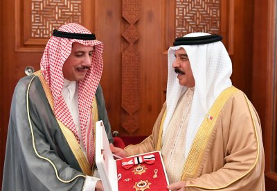 جلالة الملك يمنح سفير الكويت وسام البحرين من الدرجة الأولى