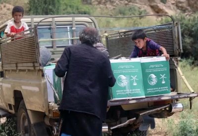 مركز الملك سلمان يوزع 200 سلة غذائية على النازحين بصعدة