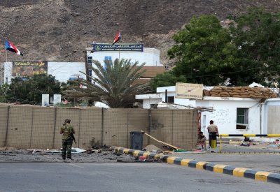 عدن.. الحكومة تحمّل المجلس الانتقالي عواقب التصعيد