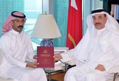  حميدان يتسلم رسالة ماجستير حول "أسباب سعادة موظفي القطاع المالي"