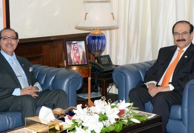 الوزير ميرزا يستعرض مع عضو مجلس الشورى مجالات التعاون