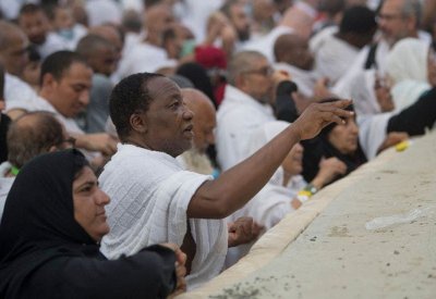 الحجاج يرمون الجمرات في أول أيام عيد الأضحى