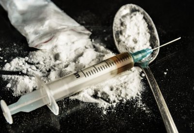 5 سنوات وسنة و6 أشهر لثلاثة مدانين ببيع وتعاطي المخدرات