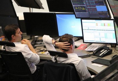 أسهم أوروبا ترتفع والأنظار على صفقات الاستحواذ و"حرب العروض"