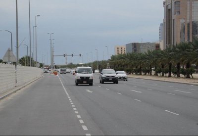 "الأشغال" تباشر إعادة تأهيل السطح الأسفلتي لشارع الملك فيصل 