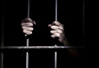 الحبس سنة لموقوف تلفظ عنصريا بحق شرطي وضرب آخر