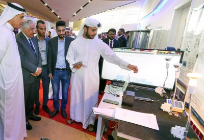 فريق طلابي بجامعة البحرين يصمم تطبيقاً ذكياً يكشف الخلل بأعمدة الإنارة