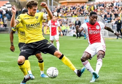 أياكس يكتسح فينلو ويتصدر الدوري الهولندي