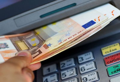  تراجع الين والفرنك السويسري توقعا لإجراءات تحفيز عالمية