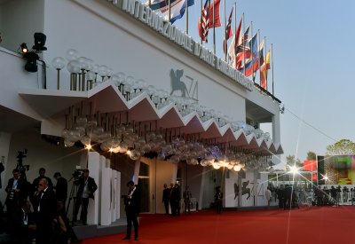 أيام فينسييا السينمائية.. شحن 32 كيلو غراماً من «إنتاجه الجديد  المحتمل» الى لوس آنجيلوس