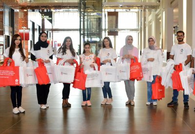 بتلكو توزع أكياس قابلة لإعادة الاستخدام على العامة بمجمع وادي السيل